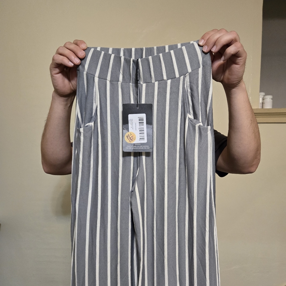 Brand new!! NWT women's Pretty Little Thing grey & white striped pants size 2 - Picture 3 of 4